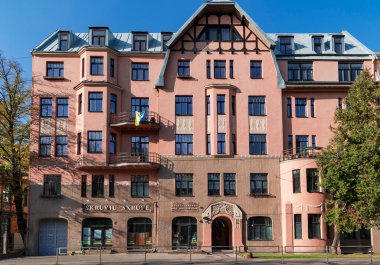 LATVIA, RIGA, OCTOBER, 2022: Riga, Letonya 'da güneşli bir sonbahar gününde, arkers ile yenilenmiş eski ahşap evler