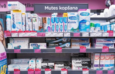 Letonya, Riga, Ekim 2022 - Letonya 'da Riga, Letonya alışveriş merkezindeki raflarda geniş bir diş macunu, diş fırçası, diş durulama ve ağız bakım ürünleri seçimi.