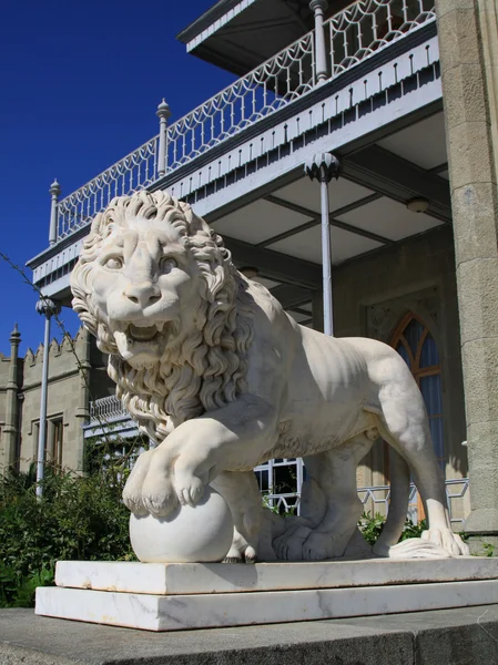 La escultura de mármol del león, Vorontsov Palace, Alupka, la Crimea Fotos De Stock