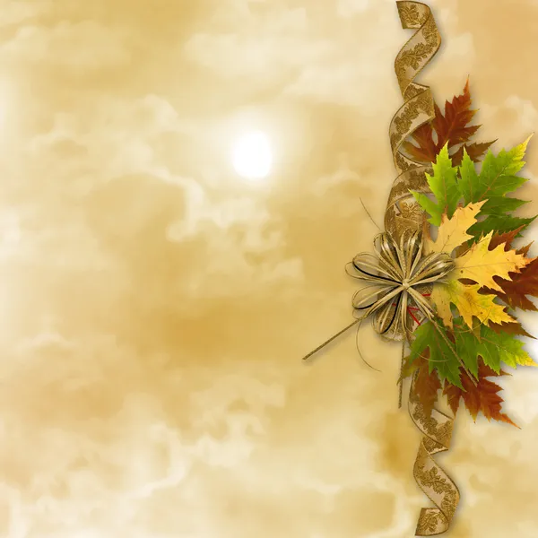 Fondo autunnale con fogliame e grunge paper design in rottami — Foto Stock