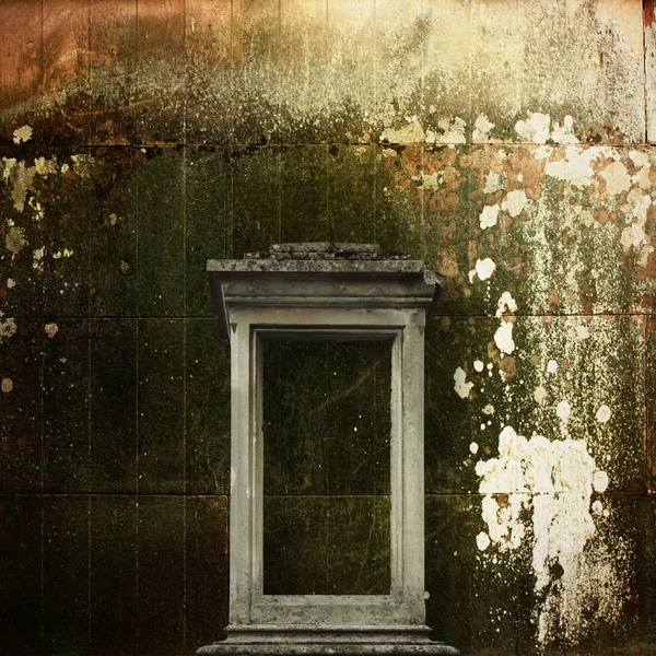 Grabstein auf dem Hintergrund des alten Mauerwerks — Stockfoto