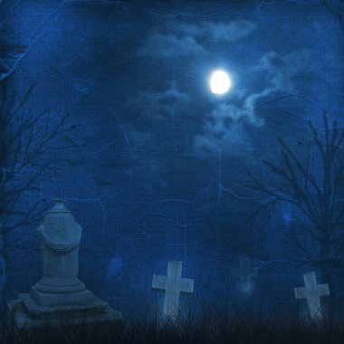 karanlık bulutlar ve uğursuz ay Spooky halloween mezarlığı