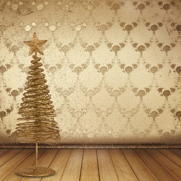 Різдвяна золота ялина в старій кімнаті, прикрашена настінним пейзажем — стокове фото