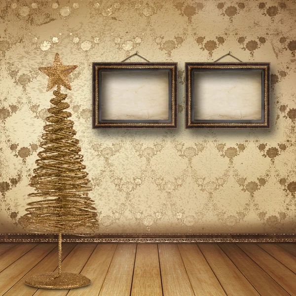 Christmas golden spruce in the old room, decorated with wallpape — Stock Photo, Image