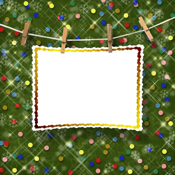 Grußkarte, die an einem Seil hängt und Wäscheklammern am Abstrakten — Stockfoto