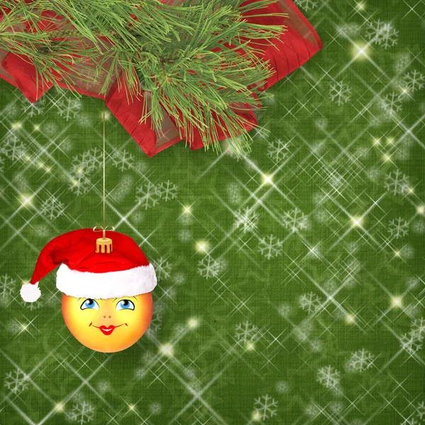Weihnachtskugel im Hut des Weihnachtsmannes mit Tannenzweigen auf dem Kopf — Stockfoto