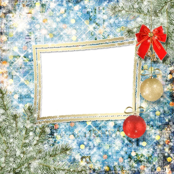 Noel topları ve kırmızı yay ile çan arka plan karlı köknar b