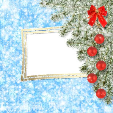 Noel topları ve kırmızı yay ile çan arka plan karlı köknar b