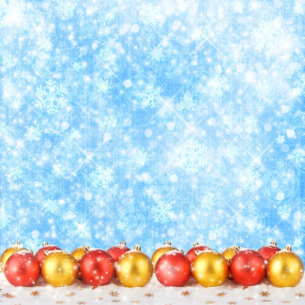 Weihnachtskugel mit Grußkarte auf der abstrakten funkelnden Rückseite — Stockfoto