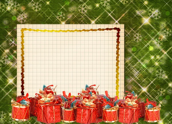 Biglietto di auguri natalizio con regali sul bac astratto verde — Foto Stock