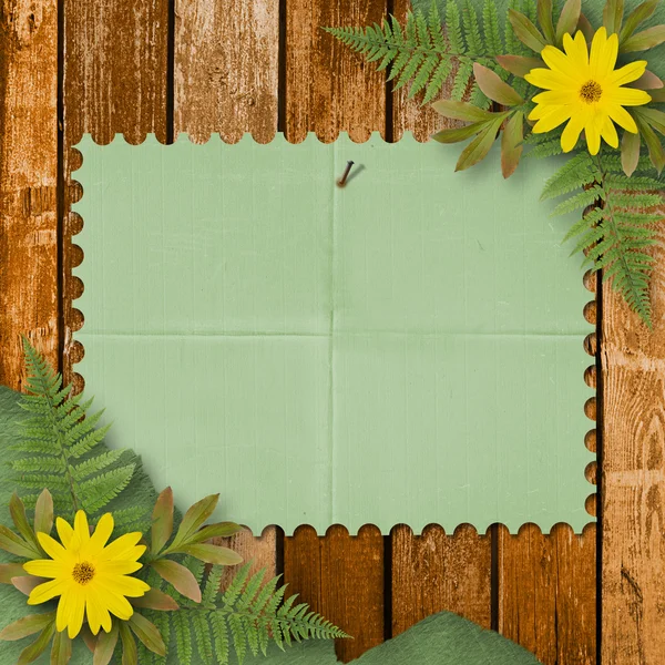 Papel grunge con ramo de flores sobre el fondo de madera — Foto de Stock