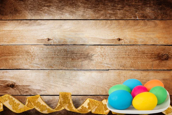 Pastel decoratieve achtergrond met veelkleurige eieren in een kom om te — Stockfoto