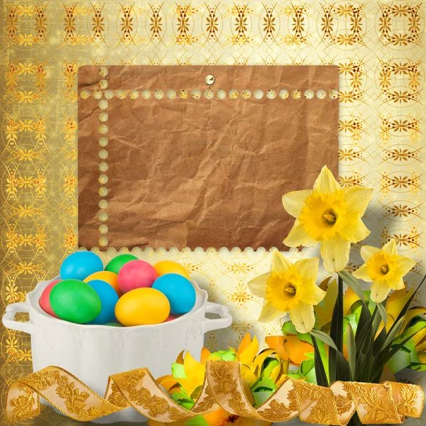 Fondo pastel con huevos de colores y narcisos para celebrar E — Foto de Stock