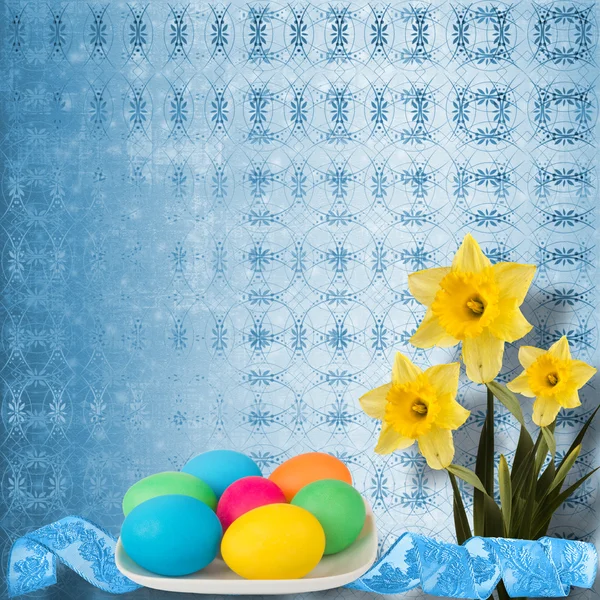 Pastel achtergrond met gekleurde eieren en narcissus te vieren e — Stockfoto