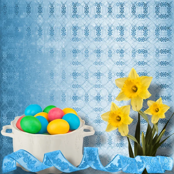 Fondo pastel con huevos de colores y narcisos para celebrar E — Foto de Stock