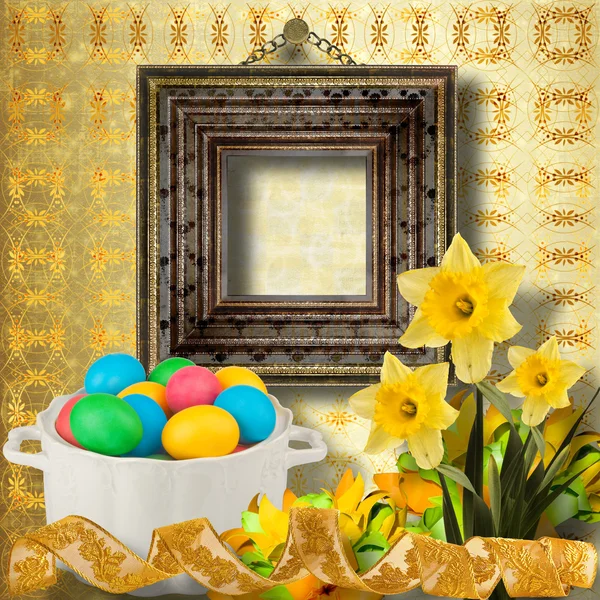Pastell Hintergrund mit bunten Eiern und Narzissen zu feiern — Stockfoto