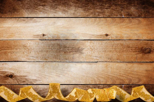 Fundo de madeira vintage com redemoinho trança de ouro para férias — Fotografia de Stock