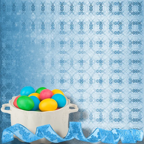 Fondo ornamental de pastel con huevos multicolores en un tazón para — Foto de Stock