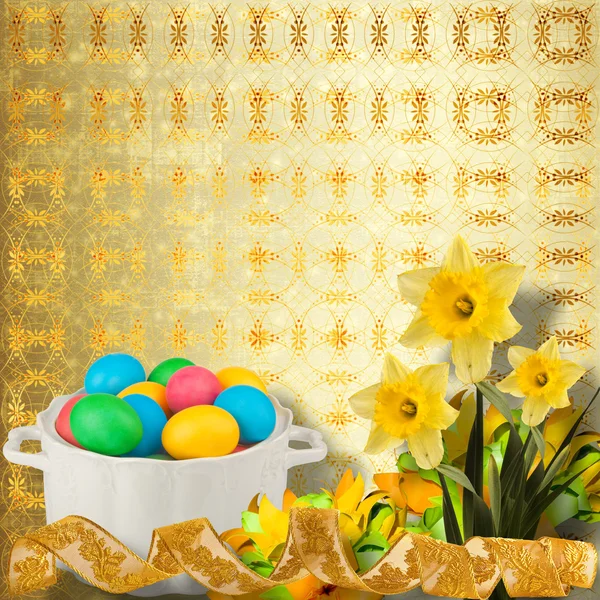 Pastell Hintergrund mit farbigen Eiern und Narzissen zur Feier e — Stockfoto