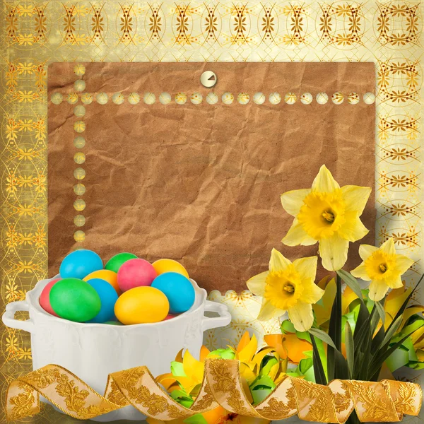 Fondo pastel con huevos de colores y narcisos para celebrar E —  Fotos de Stock