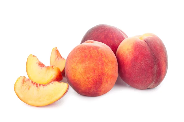 Verse sappige perzik geïsoleerd op witte achtergrond — Stockfoto