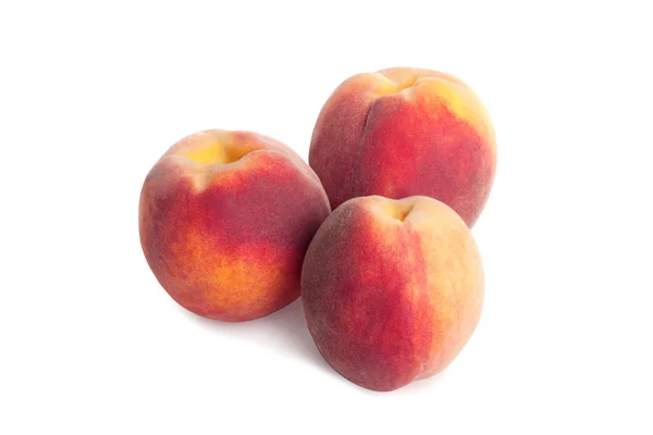 Färska saftig persika isolerad på vit bakgrund — Stockfoto