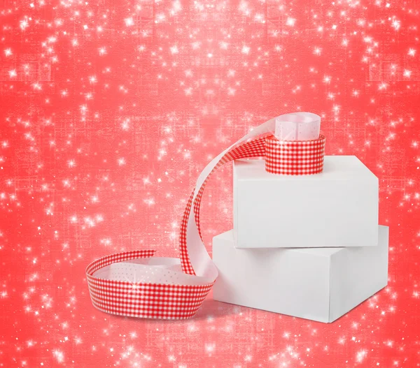 Beyaz bir arka plan üzerinde izole kırmızı kurdele ile hediye kutuları — Stok fotoğraf