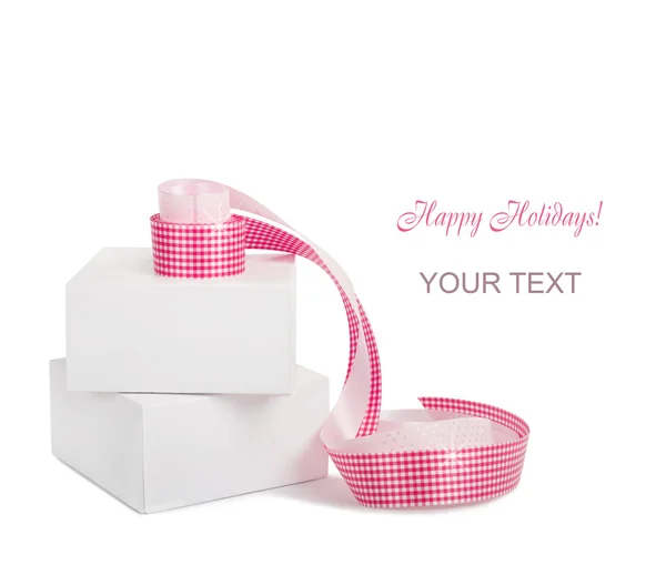 Подарочные коробки с розовыми лентами изолированы на белом фоне — стоковое фото