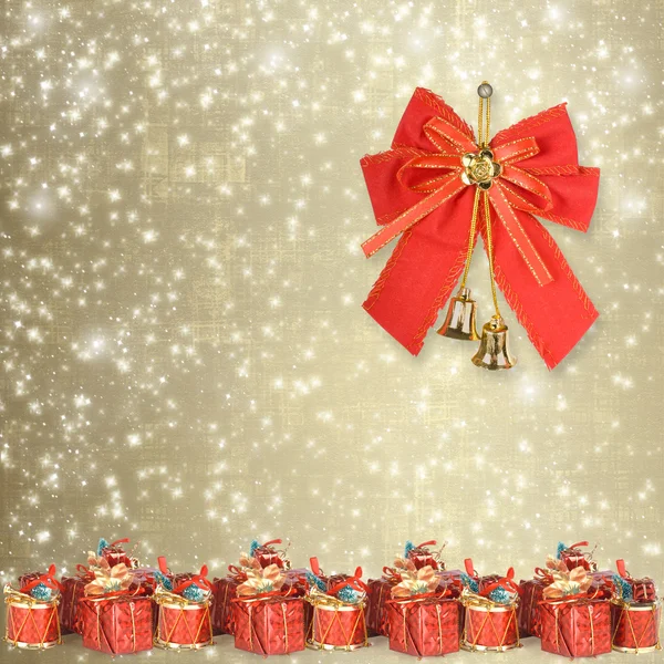 Weihnachtskugel mit Grußkarte auf weißem Hintergrund — Stockfoto