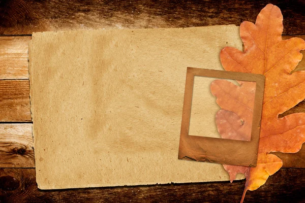 Old grunge paper slide with autumn oak leaves on the abstract b — Stock Photo, Image