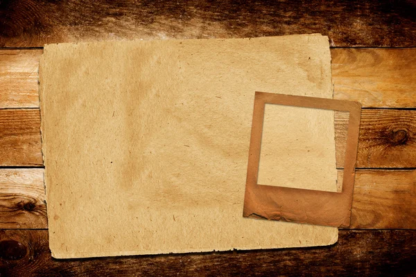 Corrediça de papel grunge velho no fundo de madeira — Fotografia de Stock