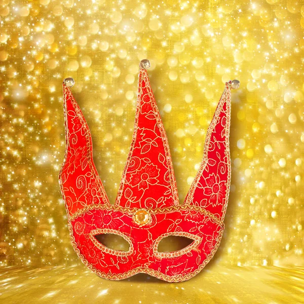 Carnevale maschera rossa su sfondo astratto oro con effetto bokeh — Foto Stock