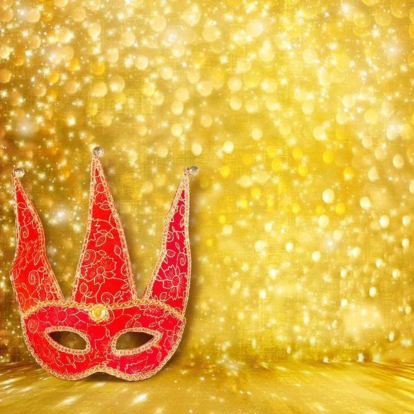 Карнавальная красная маска на золотом абстрактном фоне с эффектом боке — стоковое фото