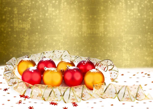 Weihnachtskugel mit Grußkarte auf der abstrakten funkelnden Rückseite — Stockfoto