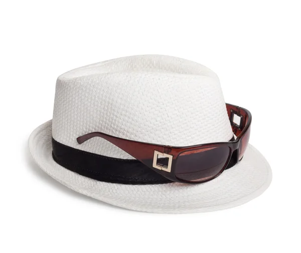 Óculos de sol e um chapéu de verão branco em um fundo isolado — Fotografia de Stock