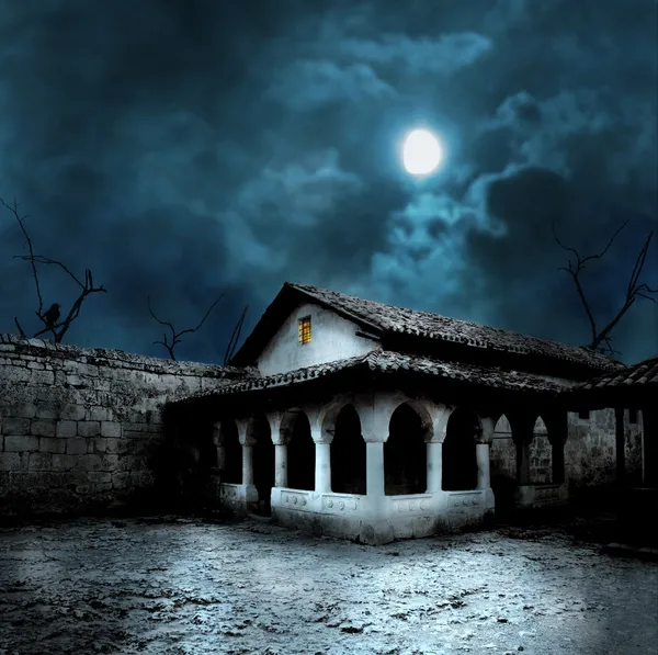 Halloween-Kürbisse im Hof eines alten Hauses in der Nacht im b — Stockfoto