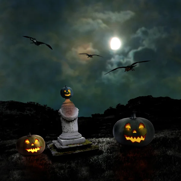 Halloween pumpkins in the yard of an old house at night in the b — Stock Photo, Image