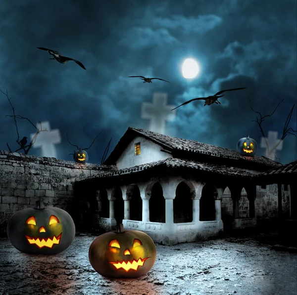 Хэллоуин тыквы во дворе старого дома ночью в б — стоковое фото