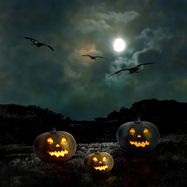 Halloween pumpkins in the yard of an old house at night in the b — Stock Photo, Image