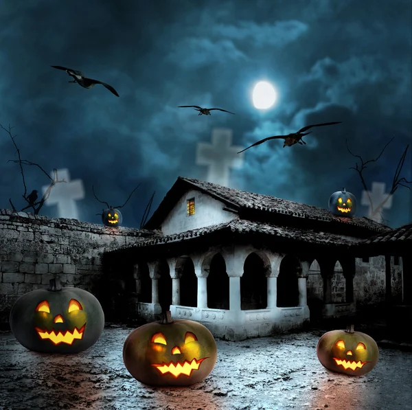 Abóboras de Halloween no quintal de uma casa velha à noite no b — Fotografia de Stock