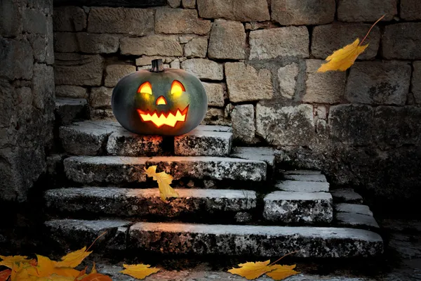 Halloween pompoenen in de tuin van een oud huis bij nacht in de b — Stockfoto