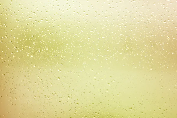 Mengalir tetes air pada kaca dalam hari musim gugur suram — Stok Foto
