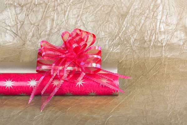 Rolos de papel de embrulho multicolorido com arco para presentes em ouro — Fotografia de Stock