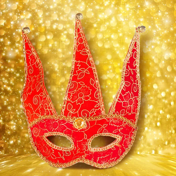 Carnevale maschera rossa su sfondo astratto oro con effetto bokeh — Foto Stock