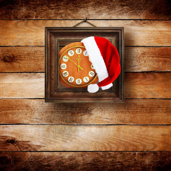 Santa Claus hat on New Year's night on the old clock showing twe — Stock Photo, Image