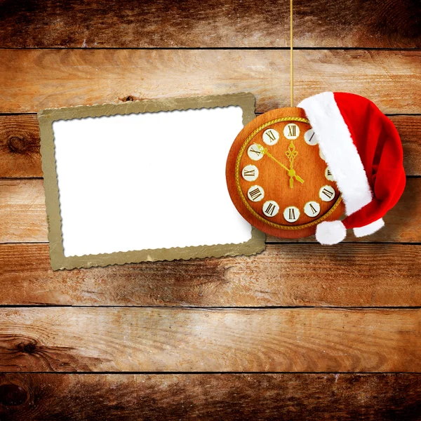 Cappello di Babbo Natale nella notte di Capodanno sul vecchio orologio che mostra twe — Foto Stock