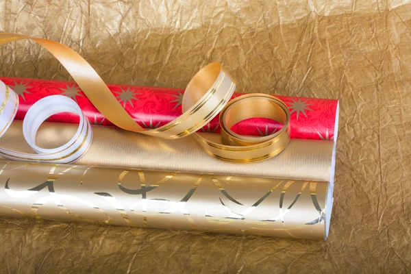 Rollos de papel de embalaje multicolor con serpentín para regalos en — Foto de Stock