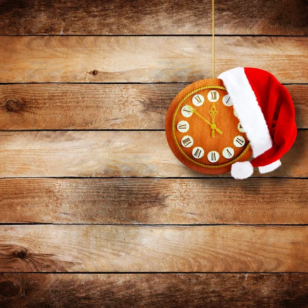 Sombrero de Papá Noel en el reloj — Foto de Stock