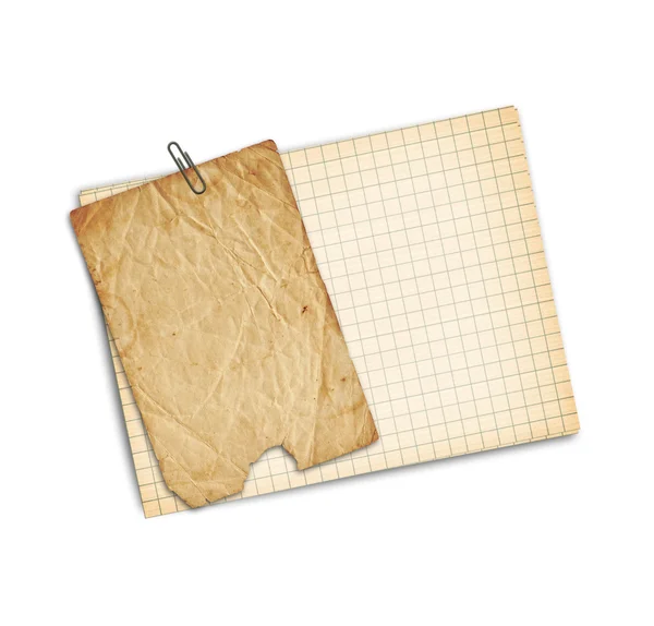 Старый лист бумаги на белом фоне изолирован — стоковое фото