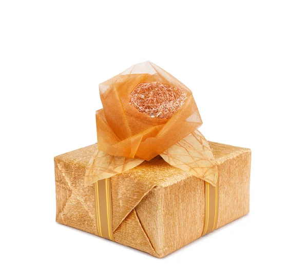 Bella confezione regalo in carta dorata con una rosa di seta isolata su un — Foto Stock